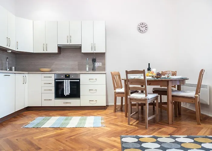 Апартаменты Free Parking - Dob50 Spacious - 2 Separate Bedroom, 5 People, Ac, Wifi *